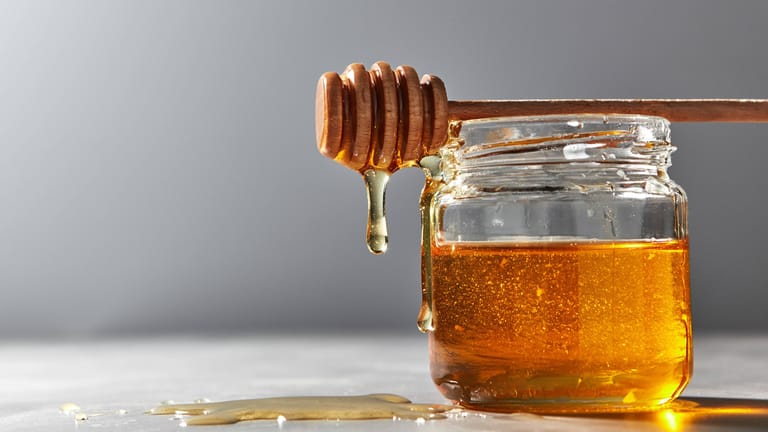 Bienenseuche: Weshalb Sie Honiggläser auswaschen sollten
