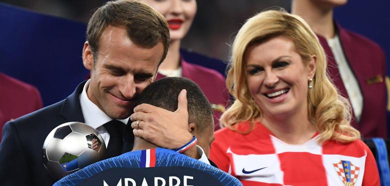 Mit einem Überraschungsgast betritt Macron die Spielerkabine