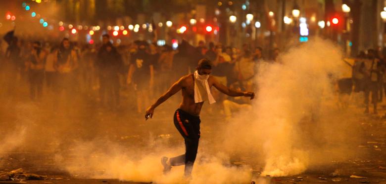 Polizei räumt WM-Feier auf Champs-Elysees mit Tränengas